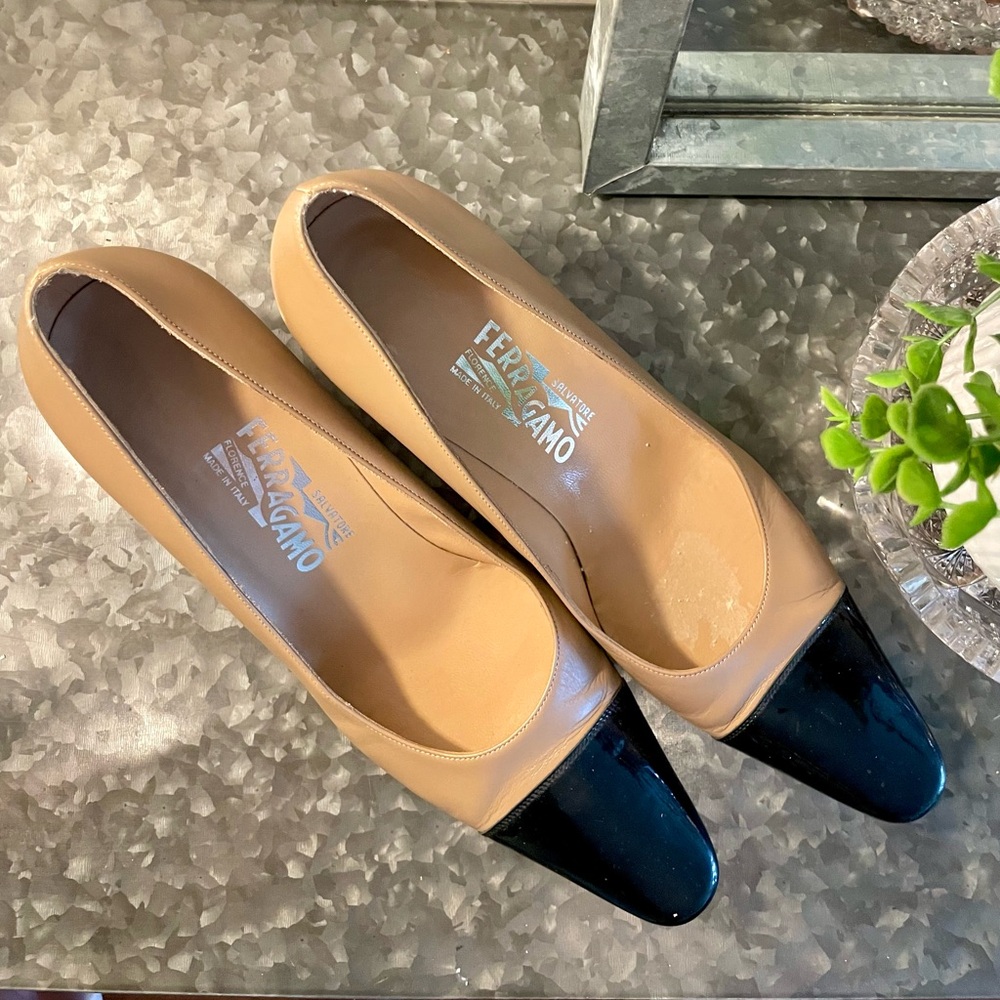 🎉PRICE DROP SALE🎉 Vintage Salvatore Ferragamo Classic Cap Toe Pumps